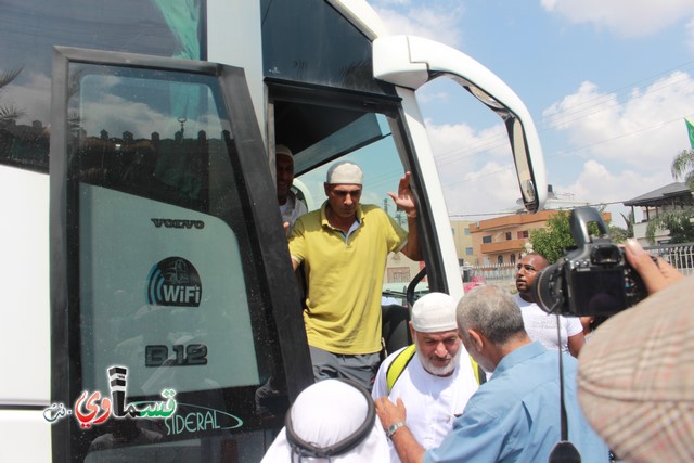 كفرقاسم -فيديو : حجا مبرور وسعيا مشكورا .. حجاج حافلة الحاج احمد الصوص تصل البلدة بسلام ودموع الفرح تغمر الجميع 